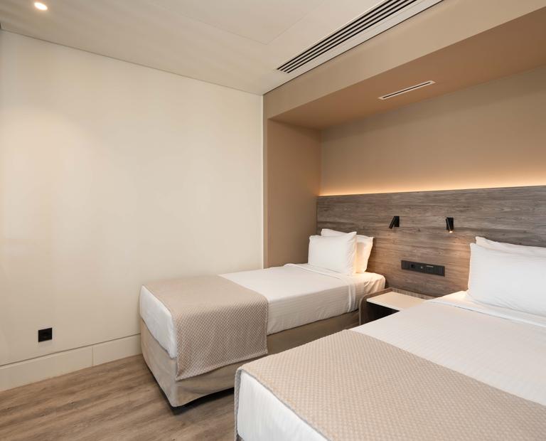 SUITE FAMILIARE CON VISTA PANORAMICA SUL MARE Hotel Vincci EverEden 4* Anavyssos - Atene SUITE FAMILIARE CON VISTA PANORAMICA SUL MARE Hotel Vincci EverEden 4* Anavyssos - Atene