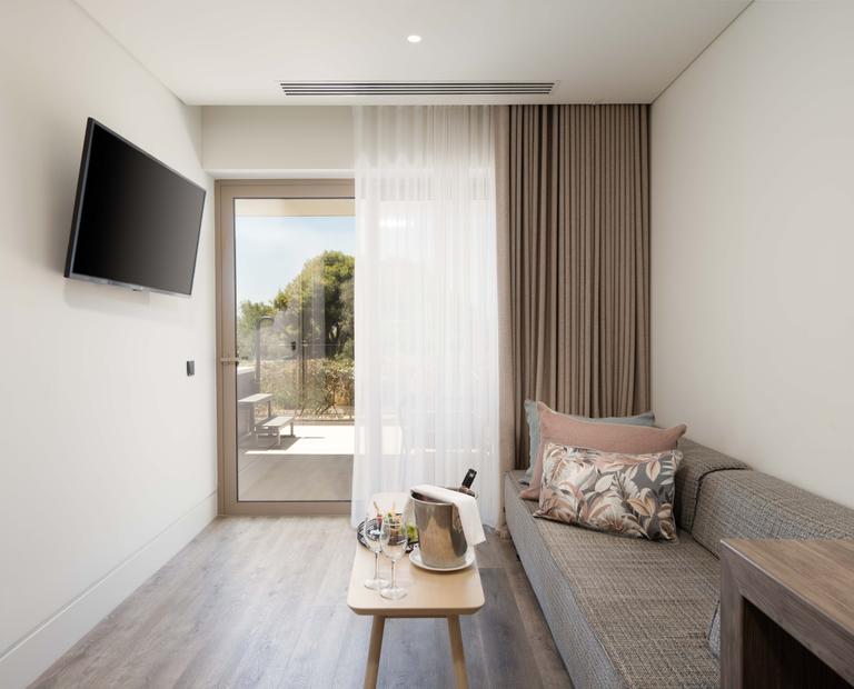 SUITE FAMILIARE CON VISTA PANORAMICA SUL MARE Hotel Vincci EverEden 4* Anavyssos - Atene SUITE FAMILIARE CON VISTA PANORAMICA SUL MARE Hotel Vincci EverEden 4* Anavyssos - Atene